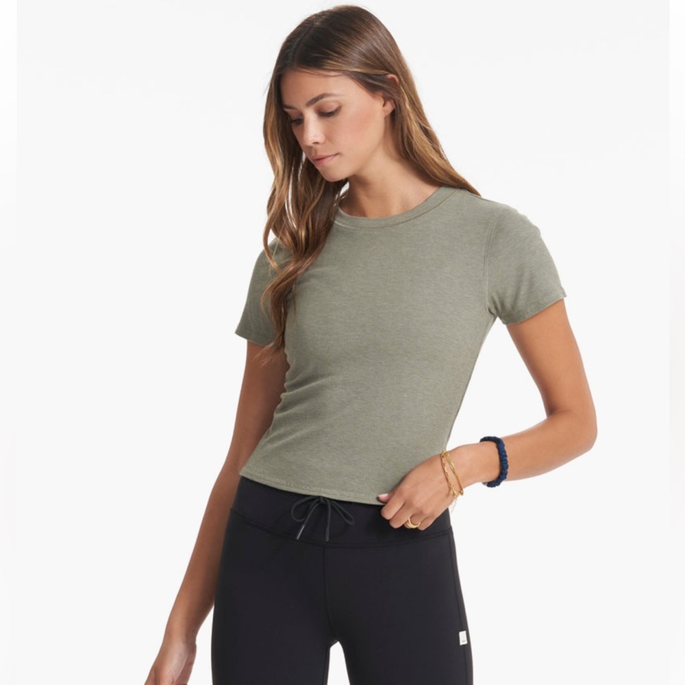 Vuori Pose Fitted Tee
